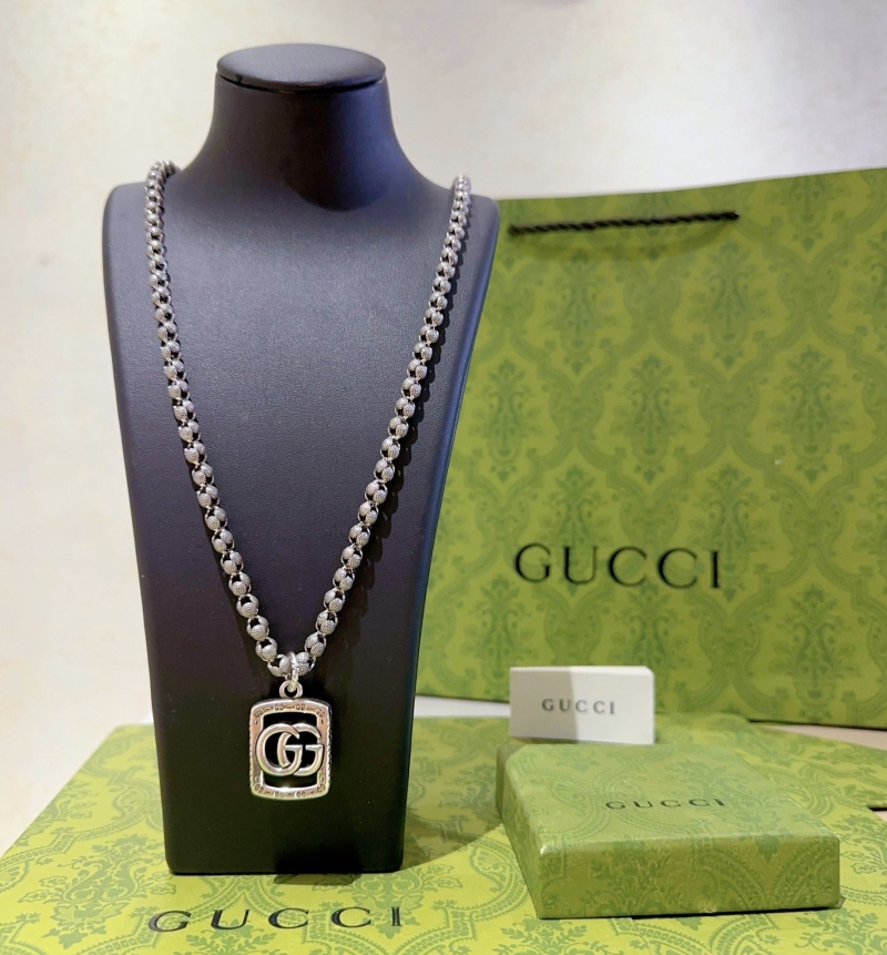 G*u*i necklaces